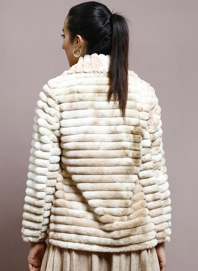 Athena معطف نسائي مزخرف بخطوط كريمية من الفرو الصناعي - Image 4