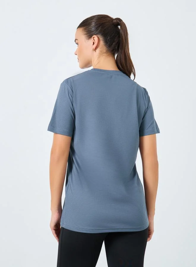 ستايلي اكتيف بلوزة بطبعة كتابة وأكمام قصيرة