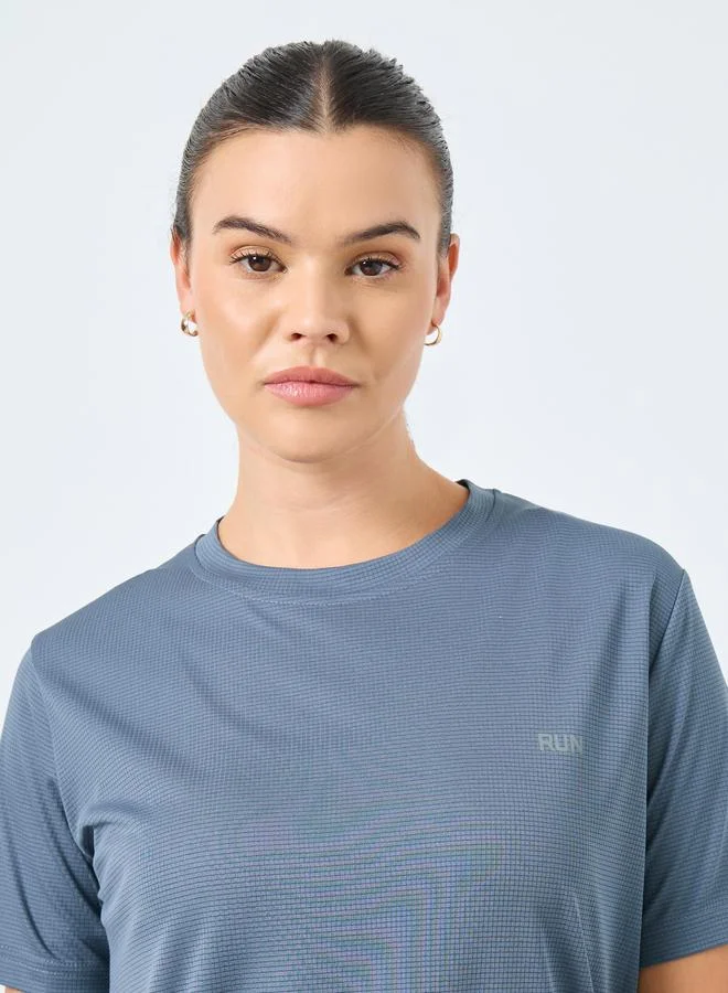 ستايلي اكتيف بلوزة بطبعة كتابة وأكمام قصيرة