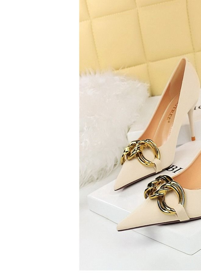 BIGTREE حذاء بكعب عالٍ بمشبك معدني كبير ومدبب بشكل ضحل 7.5 سم، أبيض - Image 2