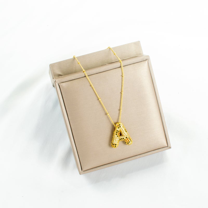 سلسلة أستانليس ستيل ذهبي مع دلاية مرصعة بفصوص الزيركون حرف A - Image 2