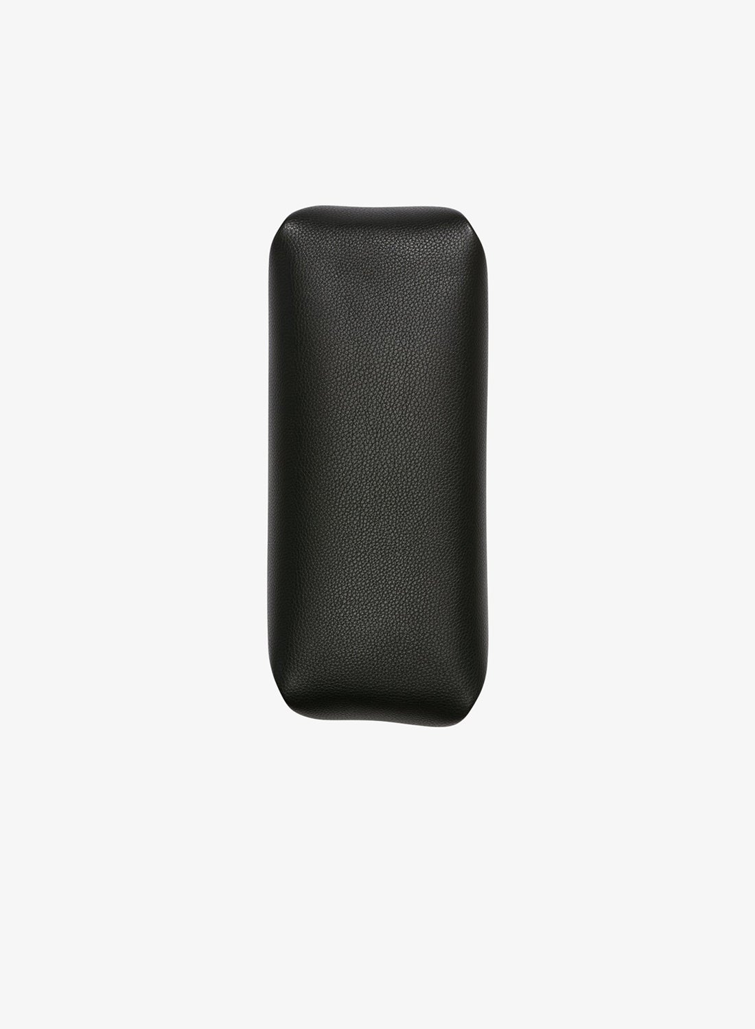 حقيبة كتف بسحاب وشعار ريمي بتفاصيل دقيقة