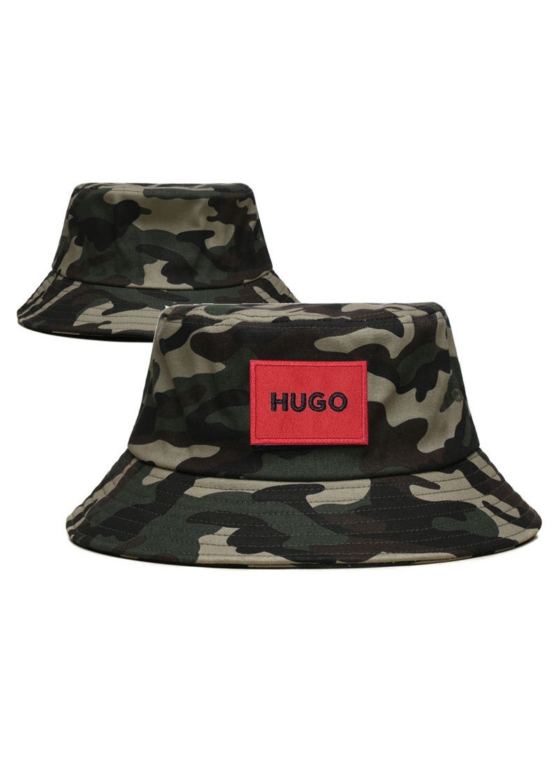 HUGO قبعة دلو مموهة من هوجو مع رقعة شعار حمراء