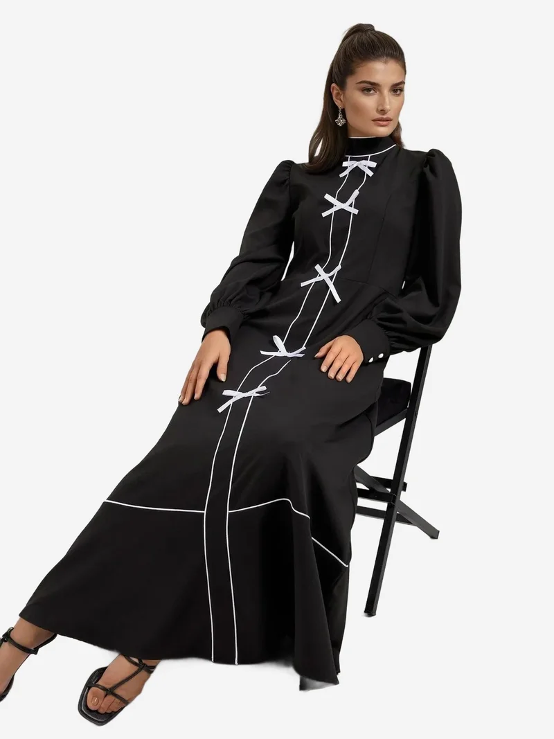 زوبعة فستان ماكسي بألوان متضاربة وياقة نصف عالية