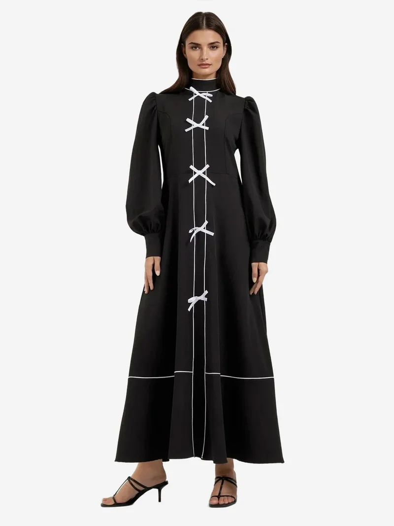 زوبعة فستان ماكسي بألوان متضاربة وياقة نصف عالية