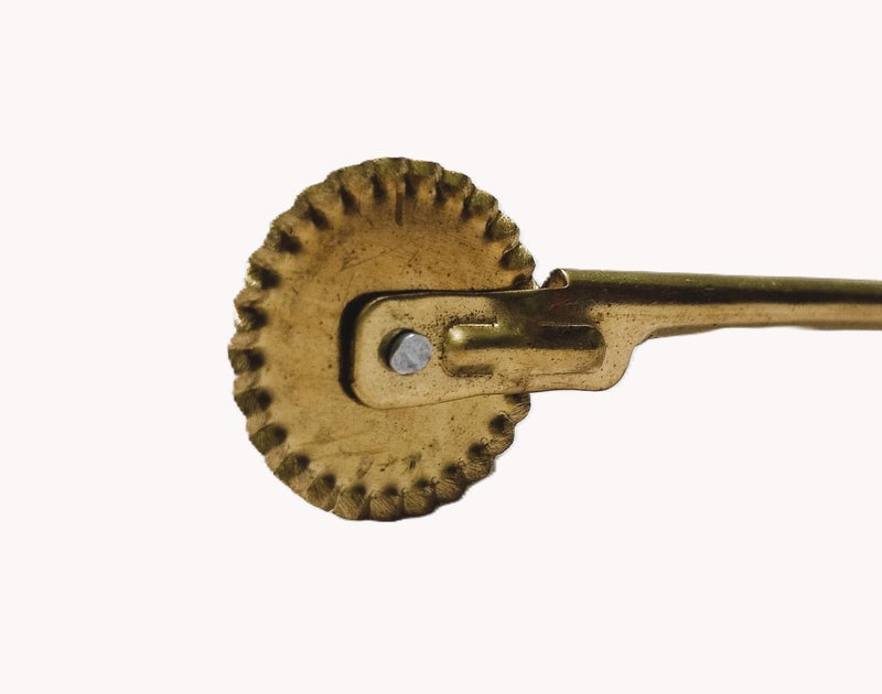 GS KITCHENWARE GS Brass Karanji Cutter Tool, Gujia/Shankarpali Cutter, 2 in 1 Brass Spoon with Cutter, Pack of 1 - Image 2