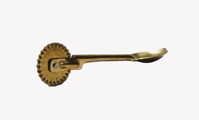 GS KITCHENWARE GS Brass Karanji Cutter Tool, Gujia/Shankarpali Cutter, 2 in 1 Brass Spoon with Cutter, Pack of 1 - Image 4