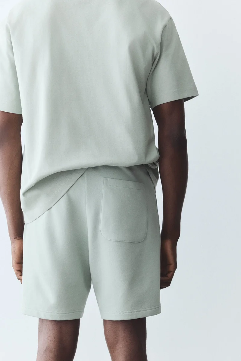 اتش اند ام شورت رياضي بقصة عادية