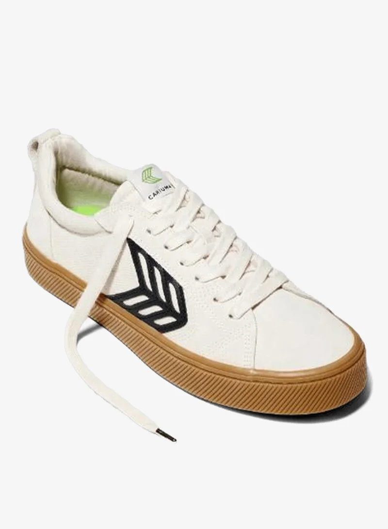 كاريوما سنيكرز كاتيبا برو جلد سويدي أبيض عتيق وقماش بشعار أسود