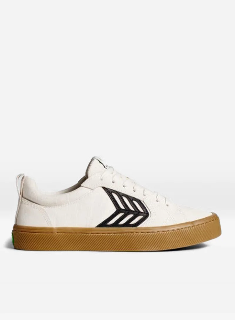 كاريوما سنيكرز كاتيبا برو جلد سويدي أبيض عتيق وقماش بشعار أسود