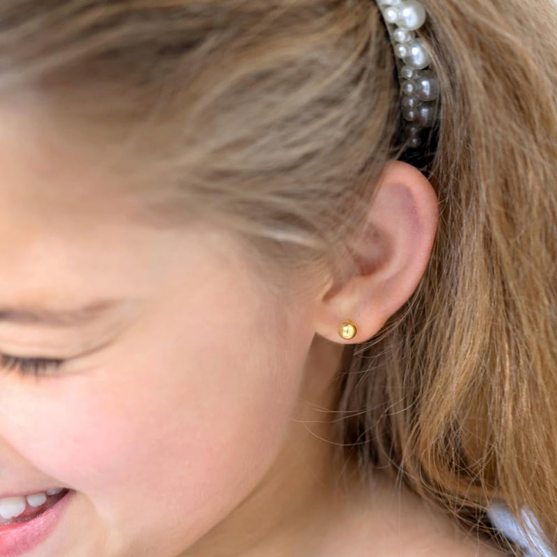 In Season Jewelry أقراط أمان ذات برغي خلفي كلاسيكي كروية 5 مم من الذهب الأصفر عيار 18 قيراط للفتيات الصغيرات والمراهقات - أقراط كروية من الذهب عيار 18 قيراط خالدة ورائعة - آمنة 100% للأذان الحساسة - Image 3