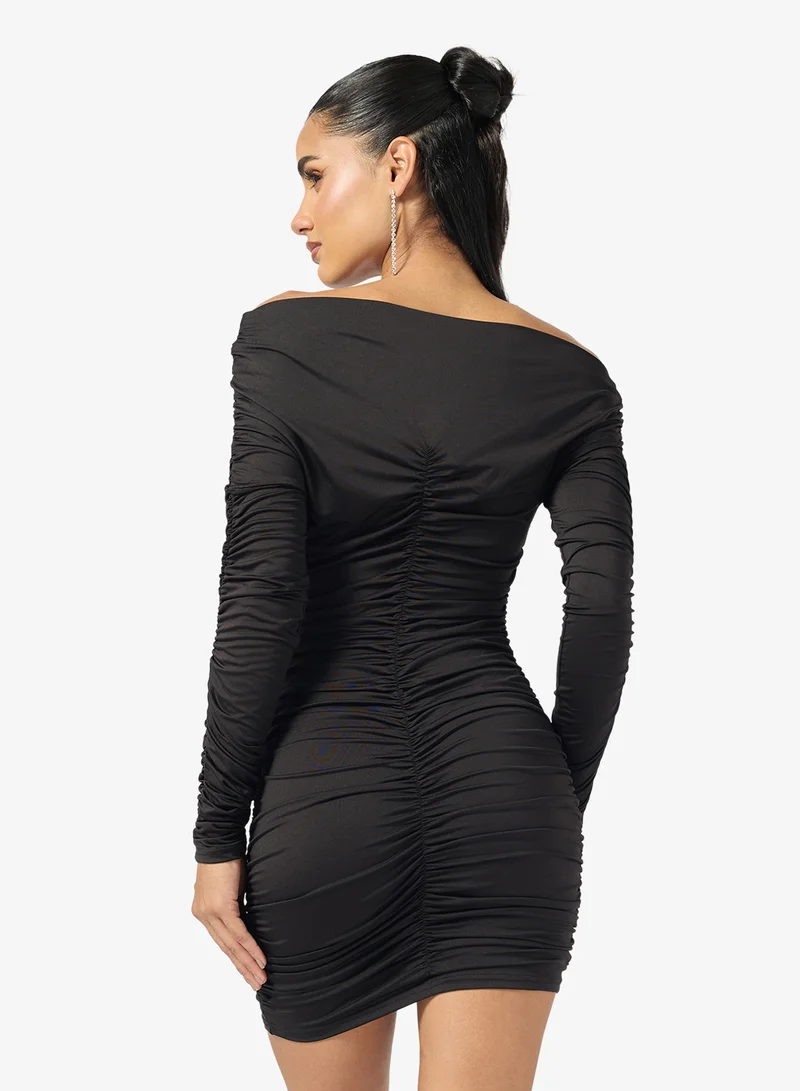 جينجر فستان ضيق بكتف غير متماثل وكسرات