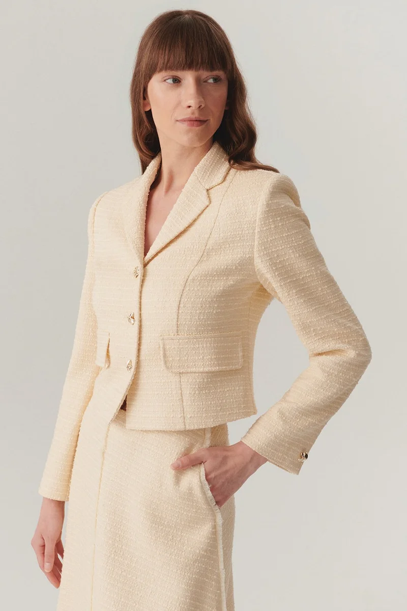 اكسيكيوز جاكيت أبيض كريمي بقصة عادية وصفين من الأزرار مع جيوب