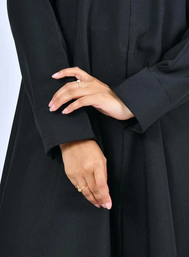 عبايات لمحة عباية عملية سوداء سادة مغلقة بطقطق