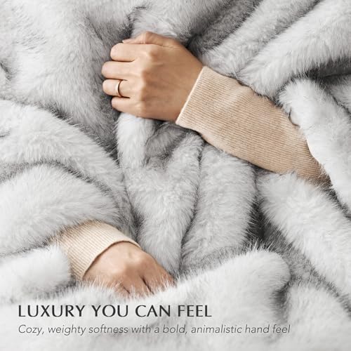 EVERGRACEHOME Luxury Faux Fur Throw Blanket, Soft Fluffy Faux Mink Blankets for Bed, Couch, Sofa, Thick Cozy Plush Warm Fur Throws with Reversible Velvet, Frosted White Wolf, 60"x80" - Image 4