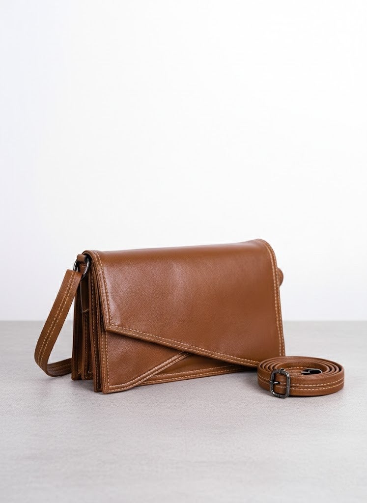 حقيبة كروسبودي أنيقة للنساء من الجلد البني الكراميلي - Image 2