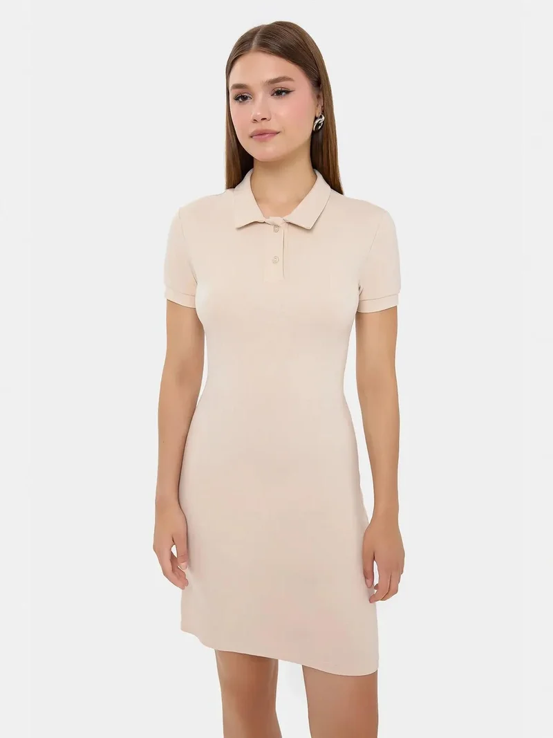 زوبعة فستان قصير بتفاصيل أزرار