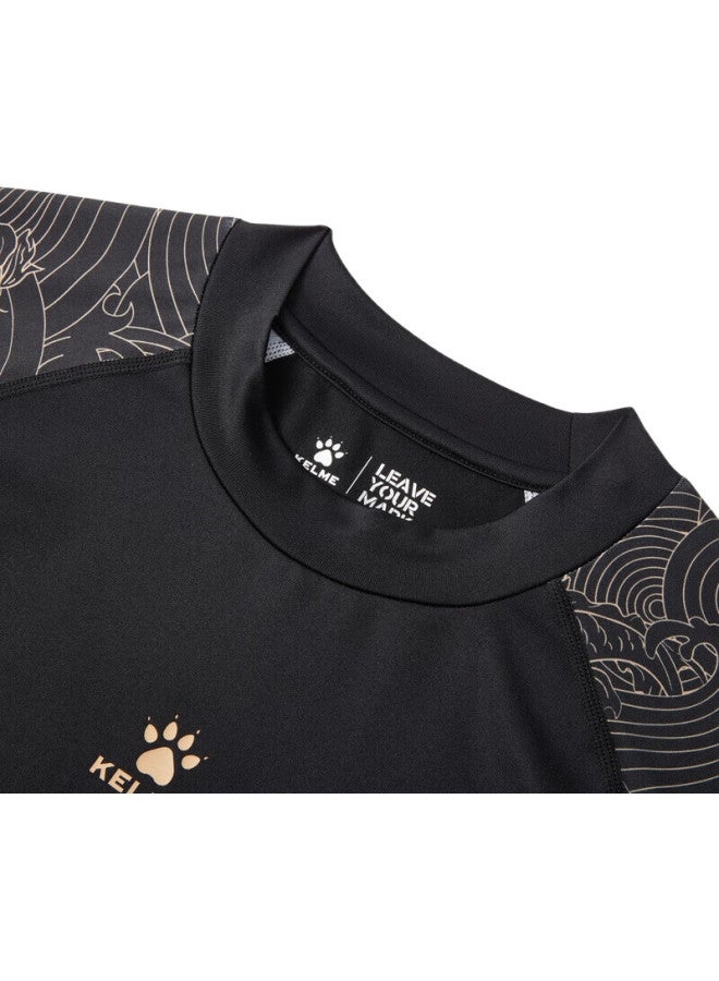 KELME قميص ضغط رياضي للرجال بأكمام طويلة من سلسلة سنة التنين مع تصميم سمكة كوي، أسود أوبسيديان 2XL - Image 3