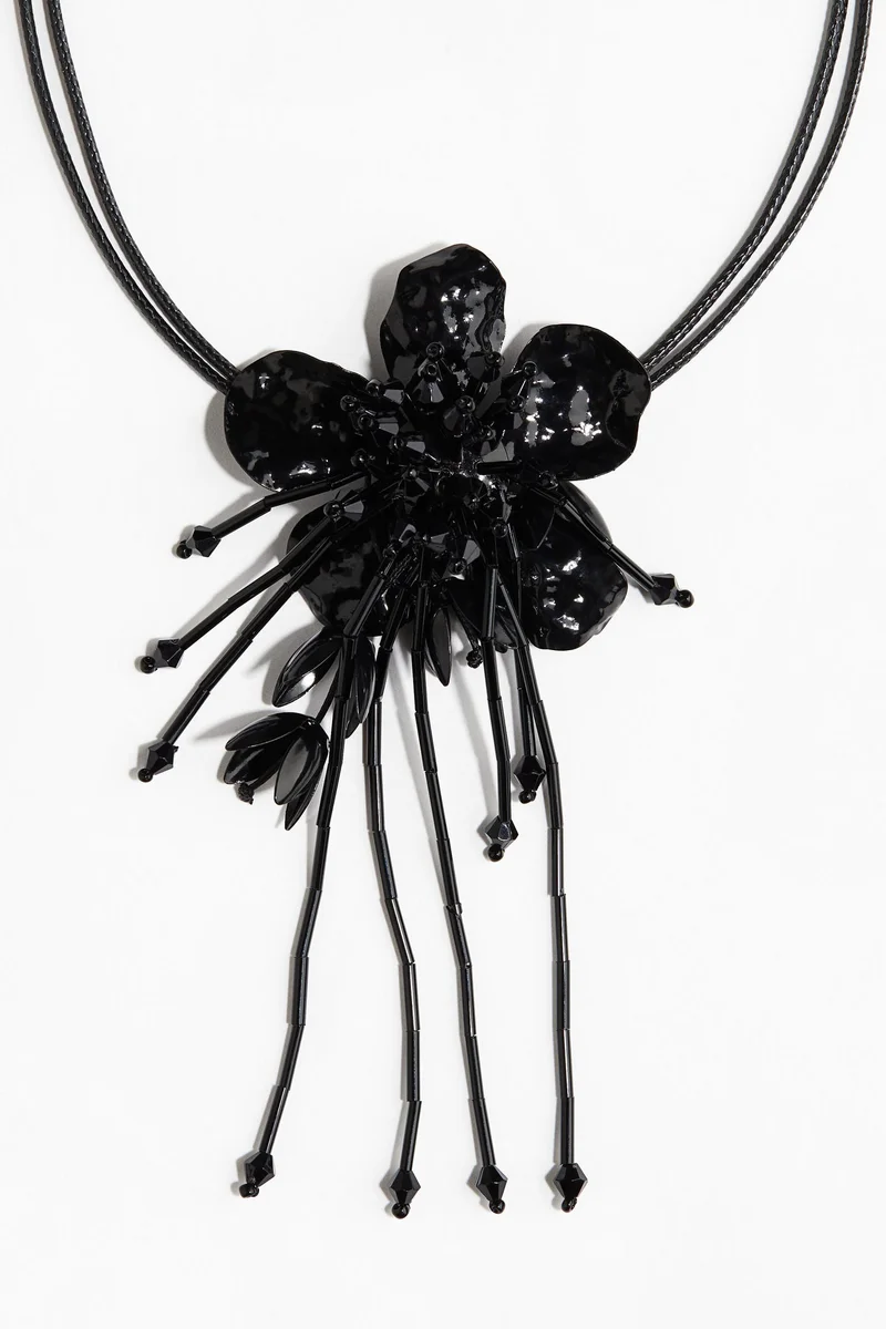 اتش اند ام قلادة بخيط مزدوج مزينة بزهرة