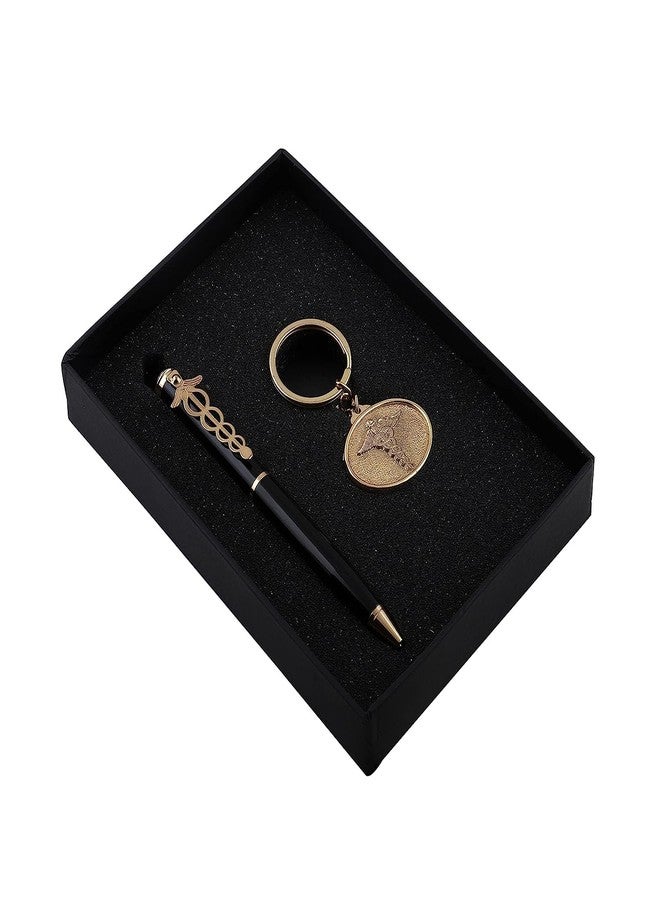 URBAN BOX طقم قلم حبر جاف أسود وذهبي اللون مع سلسلة مفاتيح، يحمل رمز الطبيب (كادوسيوس)، من أوربان بوكس. هدية مثالية للأطباء والممرضات والأصدقاء والعاملين في المجال الطبي والمهنيين والجراحين. مناسب لوضعه على طاولة الاستقبال أو في المكتب. - Image 4