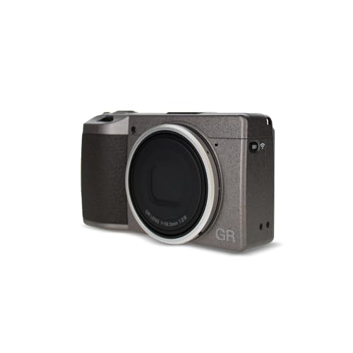 RICOH كاميرا رقمية مدمجة ريكو GR III إصدار الدفتر، هيكل رمادي دافئ معدني مع مقبض بني داكن وحلقة فضية طبيعية، مزودة بمستشعر CMOS بحجم APS-C بدقة 24 ميجابكسل، عدسة GR بفتحة 28mmF2.8 (في صيغة 35mm) - Image 3