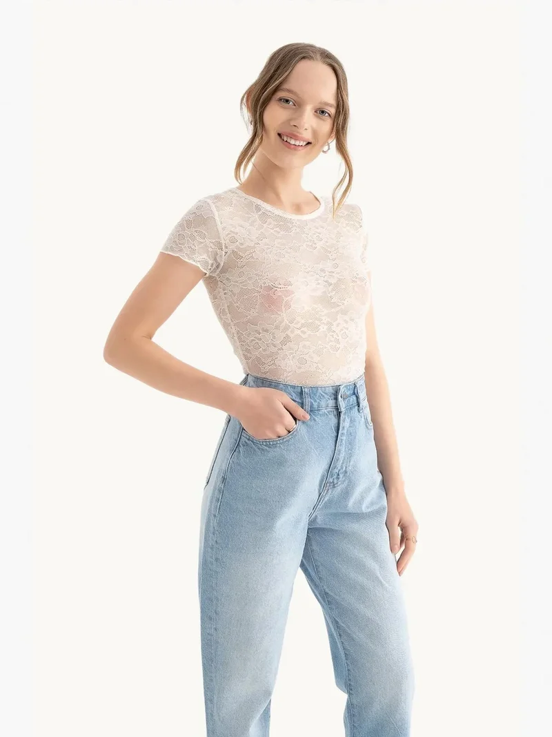 هيكاب بلوزة شبكية بياقة مستديرة مطرزة بالزهور