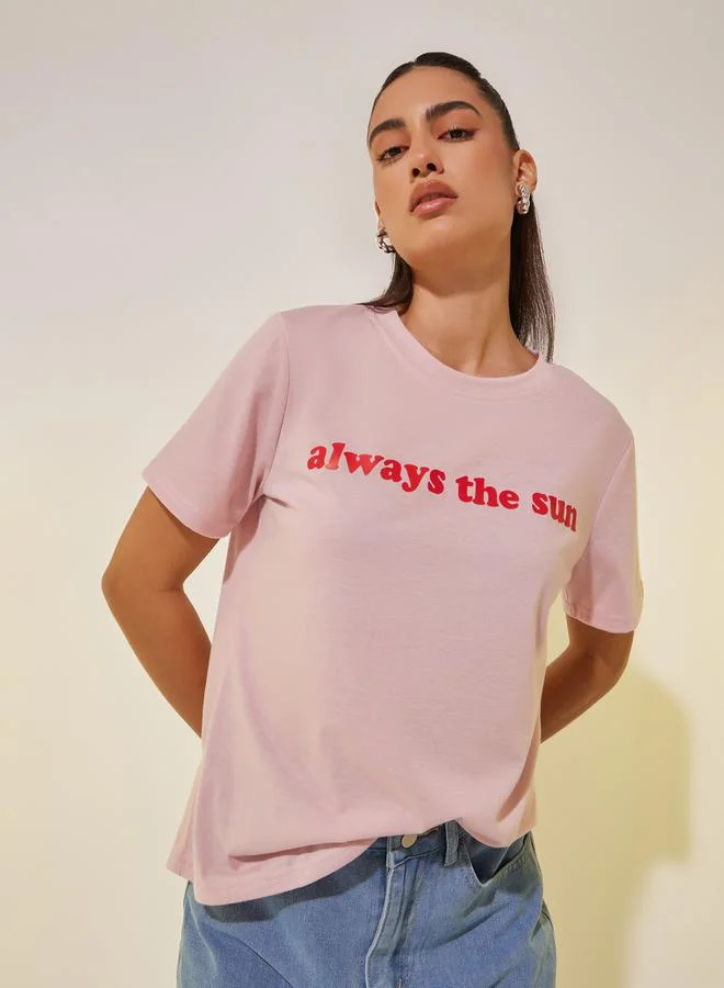 تايك تو تيشيرت بطباعة شعار بياقة دائرية