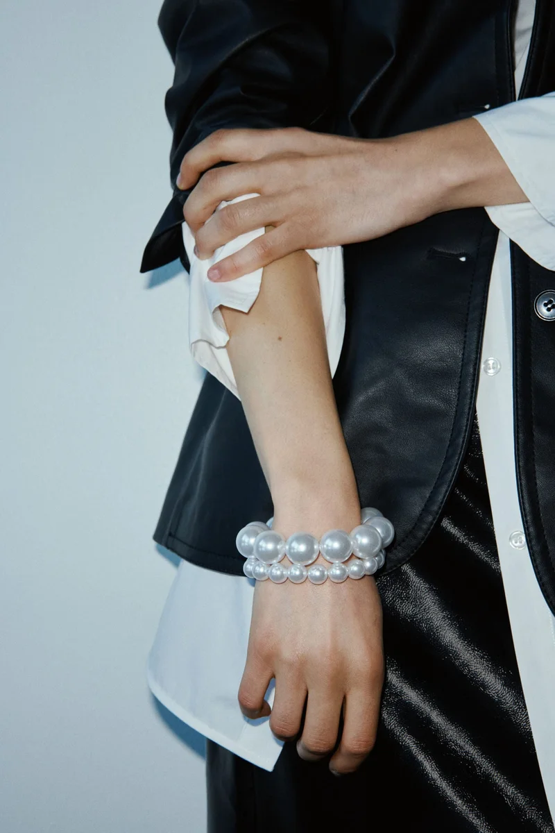 اتش اند ام أساور مزيّنة بخرز - عبوة من قطعتين