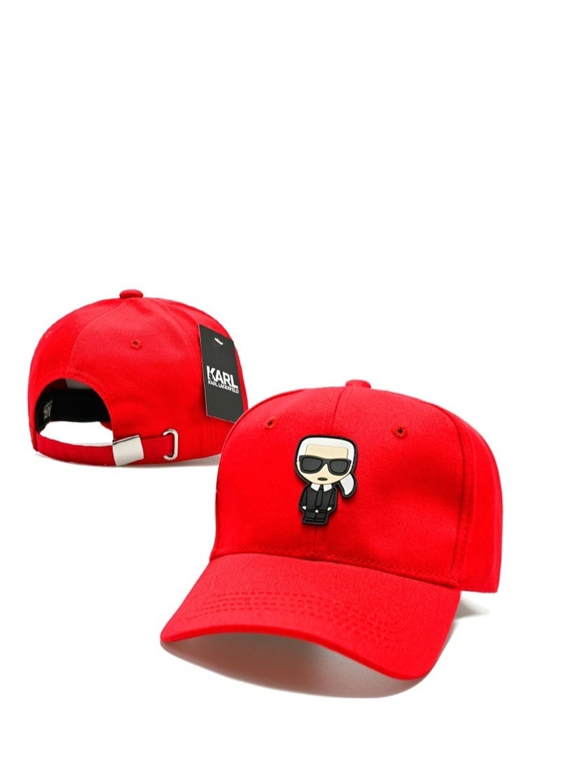 Karl Lagerfeld Paris قبعة كارل لاغرفيلد الحمراء: شارة كرتونية لكارل مميزة