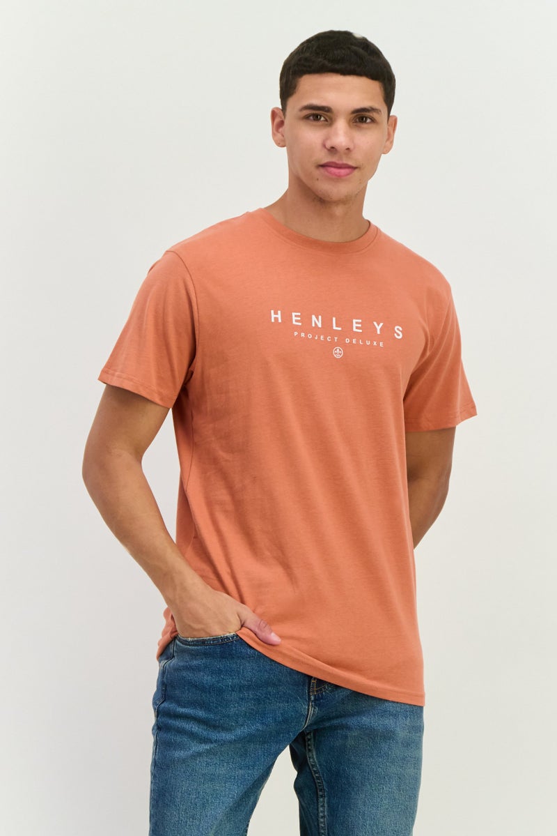 Henleys تي شيرت للرجال بأكمام قصيرة وياقة دائرية، بشعار العلامة التجارية، لون كورال - Image 1