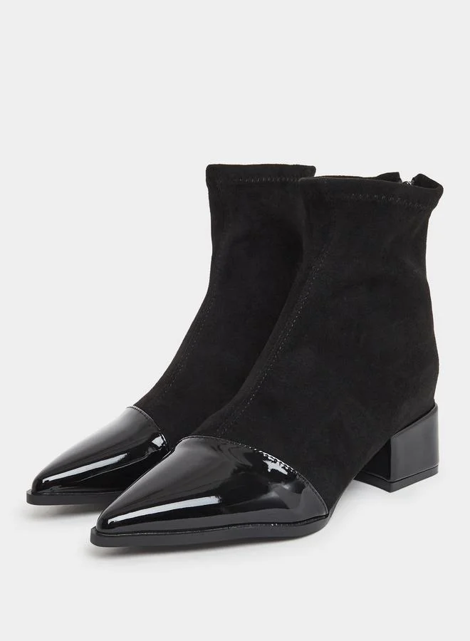 تايك تو حذاء بوت بكعب عريض من الشمواه والجلد اللامع