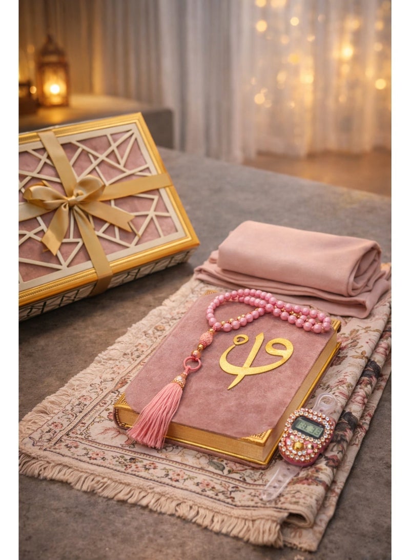 أولودينيز  5 قطع – طقم هدية إسلامية فاخر يضم مصحف المدينة بغلاف مخملي، سجادة صلاة، حجاب، ومسبحة تسبيح ضمن علبة فاخرة - Image 1
