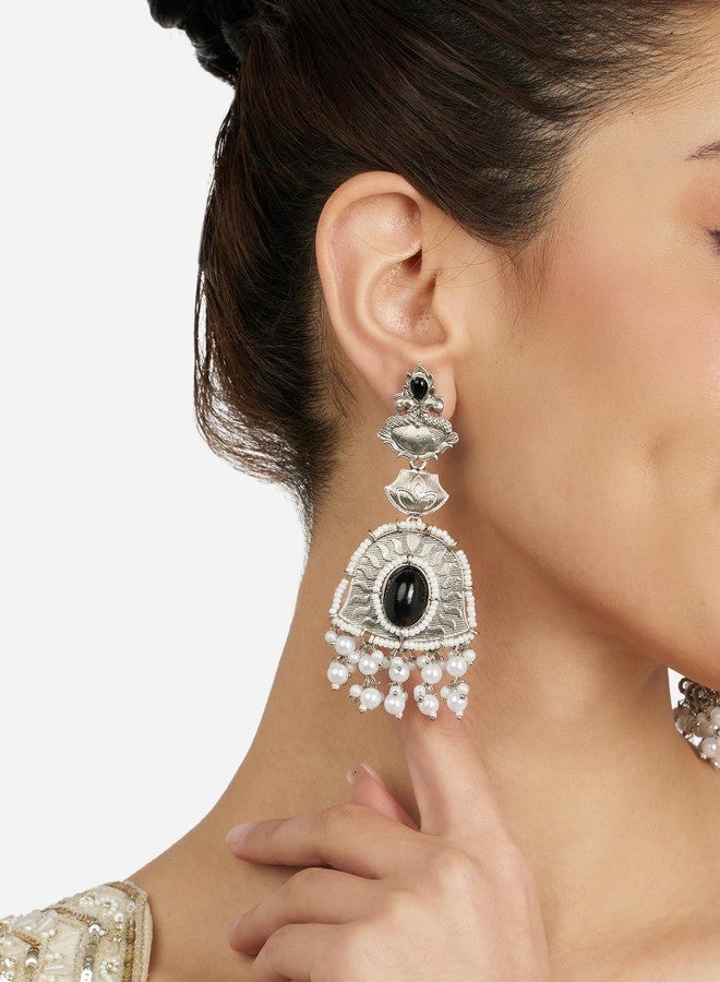 Zaveri Pearls أقراط متدلية أنيقة من زافيري بيرلز، مكونة من قطعتين، مرصعة بأحجار سوداء وبيضاء مؤكسدة، للنساء - ZPFK22049 - Image 3