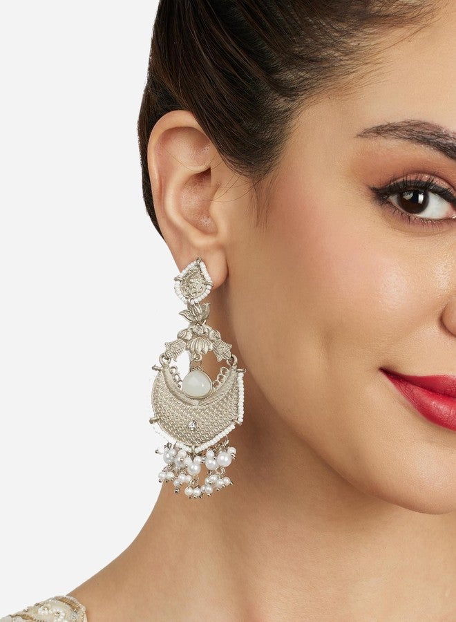 Zaveri Pearls أقراط متدلية أنيقة من زافيري بيرلز، مكونة من قطعتين، مرصعة بأحجار سوداء وبيضاء مؤكسدة، للنساء - ZPFK22049 - Image 4