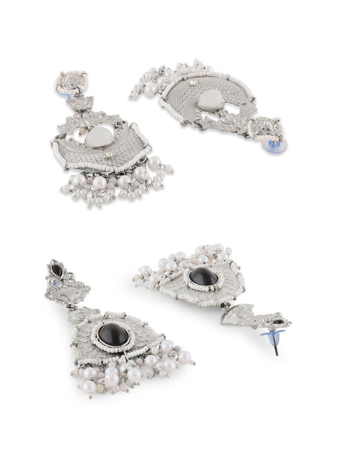 Zaveri Pearls أقراط متدلية أنيقة من زافيري بيرلز، مكونة من قطعتين، مرصعة بأحجار سوداء وبيضاء مؤكسدة، للنساء - ZPFK22049 - Image 5
