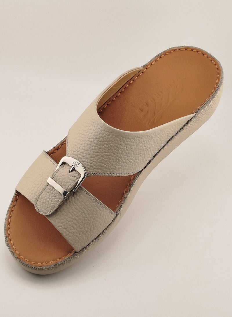 النهام نعال النهام للرجال | شبشب يومي | نعال رجالي عربي من الجلد الطبيعي بالكامل، مفتوح من الأمام ومُزين بمشبك | نعل داخلي بني | صنادل عربية خارجية | مريح وخفيف الوزن - Image 1