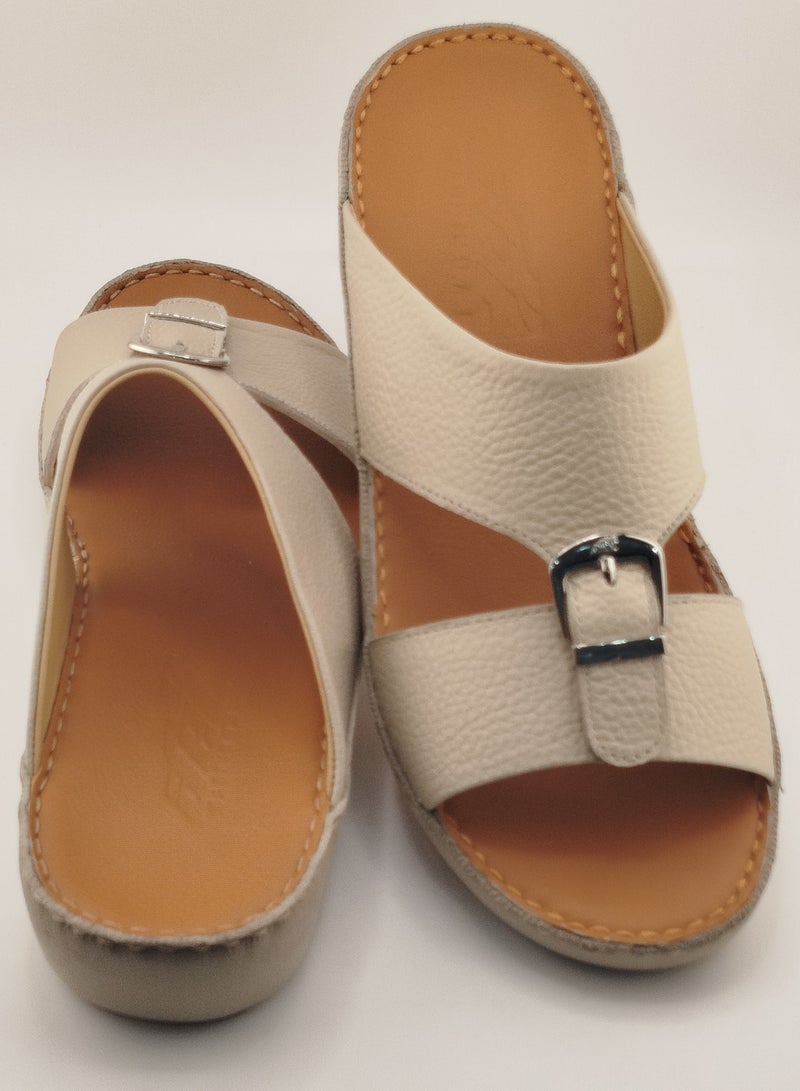 النهام نعال النهام للرجال | شبشب يومي | نعال رجالي عربي من الجلد الطبيعي بالكامل، مفتوح من الأمام ومُزين بمشبك | نعل داخلي بني | صنادل عربية خارجية | مريح وخفيف الوزن - Image 2