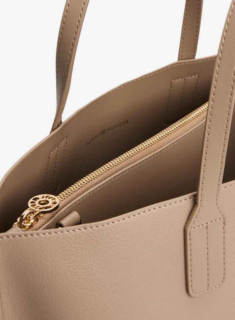 تومي هيلفيغر شنطة ساتشل بمقبض علوي بتفاصيل شعار - Image 5