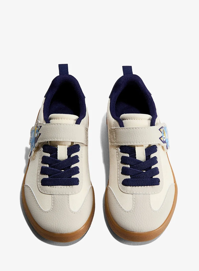 اتش اند ام حذاء رياضي مزين بزخارف