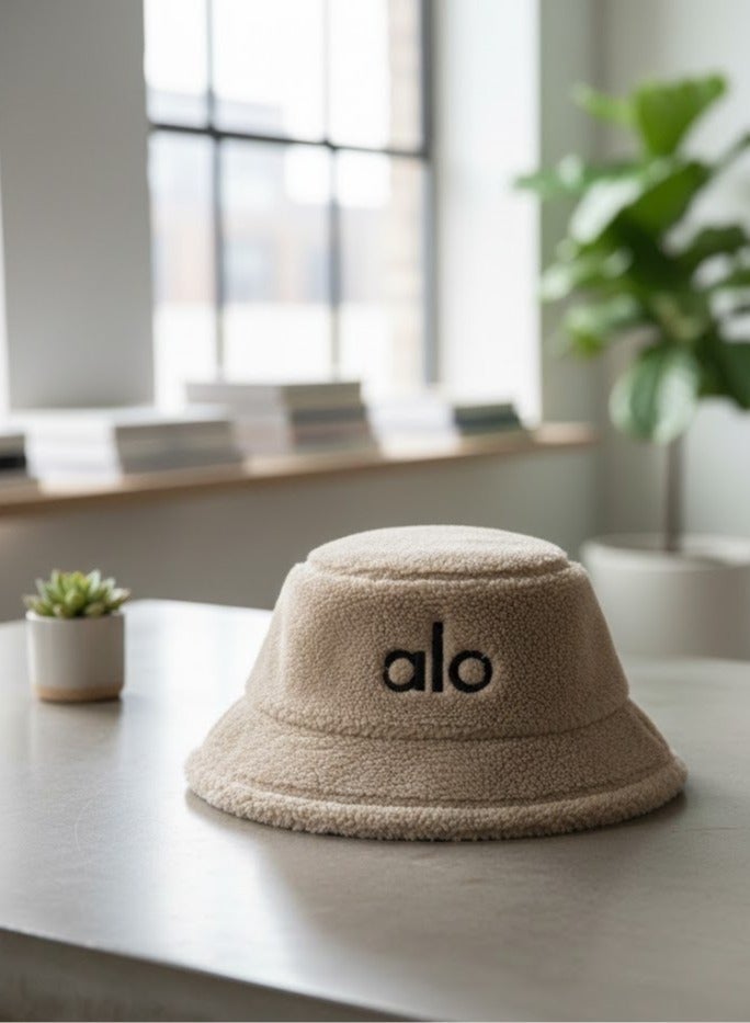 ألو قبعة بوكت شتوية فرو فاخرة بشعار Alo – خامة ناعمة ودافئة، تصميم عصري أنيق للجنسين، مثالية للشتاء والخروجات اليومية مع ستايل كاجوال مميز(بيج) - Image 2