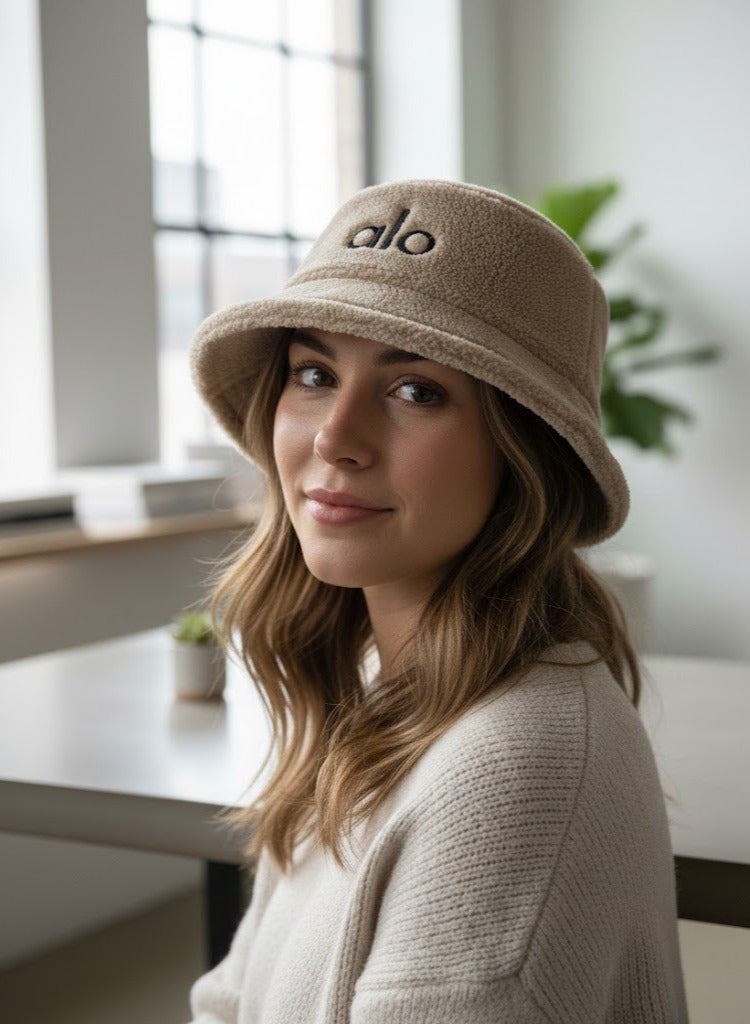 ألو قبعة بوكت شتوية فرو فاخرة بشعار Alo – خامة ناعمة ودافئة، تصميم عصري أنيق للجنسين، مثالية للشتاء والخروجات اليومية مع ستايل كاجوال مميز(بيج) - Image 3