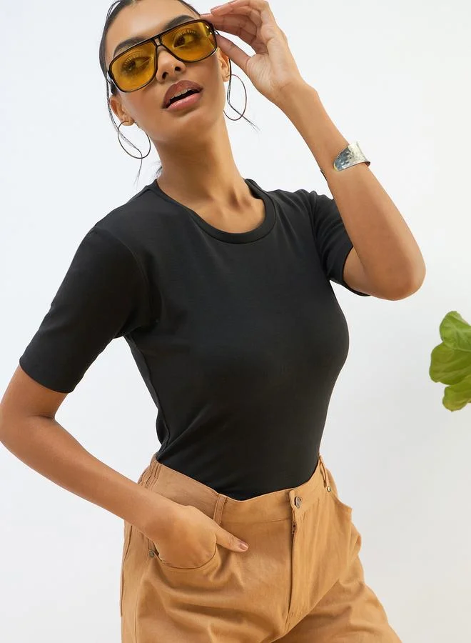 ساسافراس بلوزة قصيرة بأكمام قصيرة مضلعة سوداء من ساسافراس