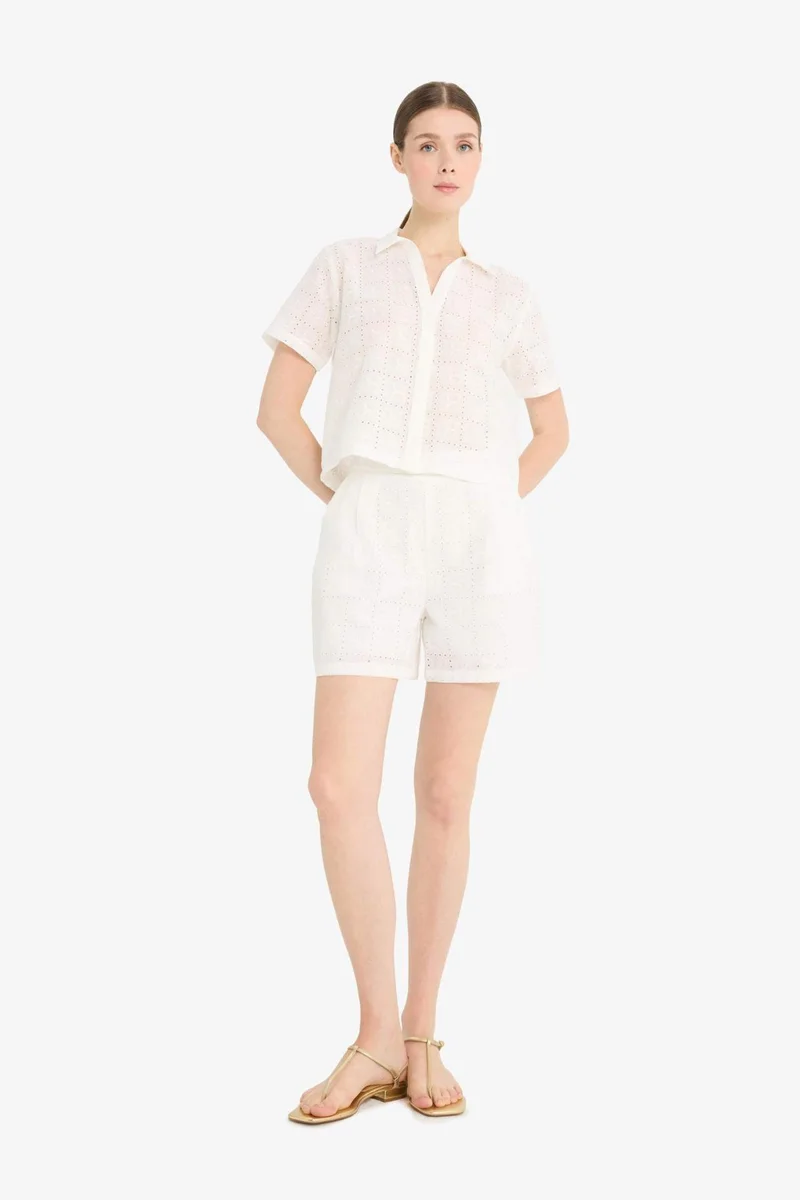 ديفاكتو Regular Fit Straight Leg Embroidered Shorts