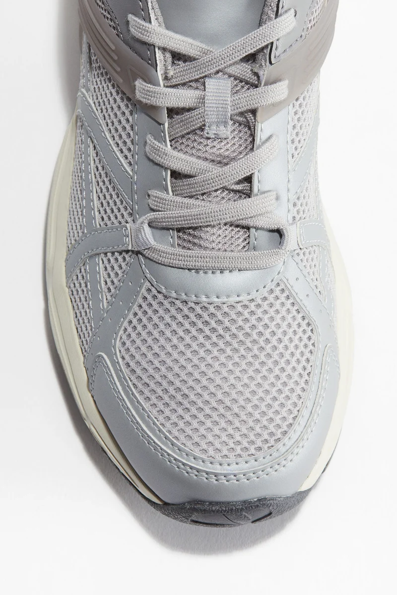 اتش اند ام حذاء رياضي