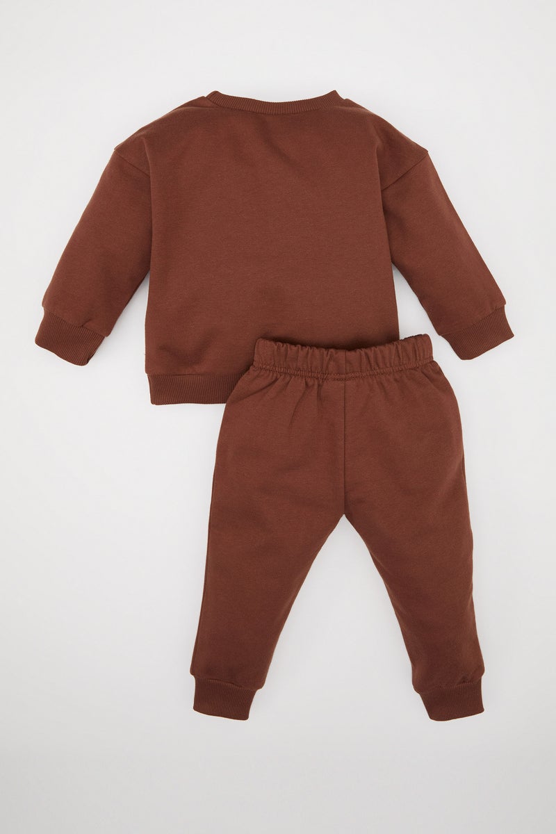 ديفاكتو طقم بيبي اولادي بطبعة شعار بكابيشون - قطعتين - Image 4