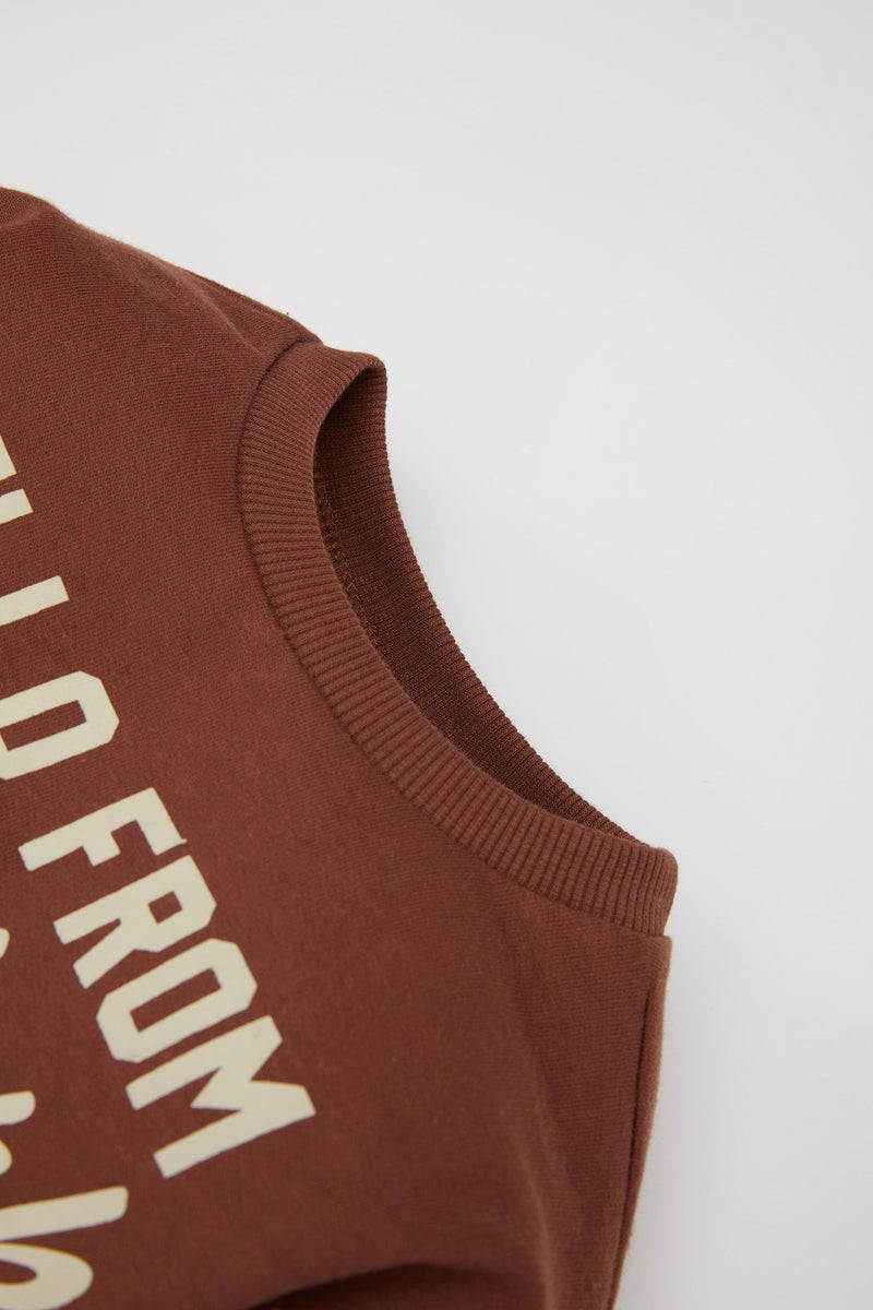 ديفاكتو طقم بيبي اولادي بطبعة شعار بكابيشون - قطعتين - Image 3