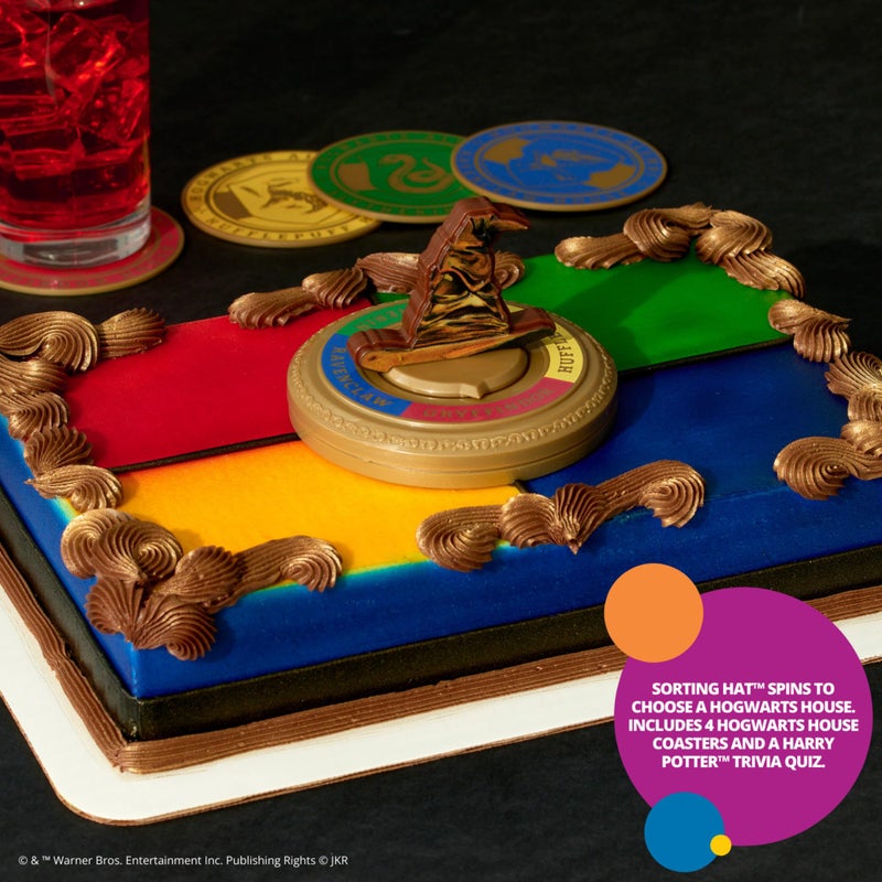 ديكوباك Decopac Harry Potter The Choring Hat Cake Topper 6 قطعة من الديكور مع الوقايات Hogwarts House و Trivia Quiz لعيد الميلاد والاحتفالات - Image 3