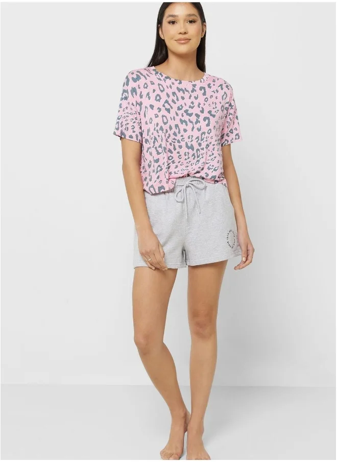 Isla & Evie Crew Neck Graphic Detail T-Shirt