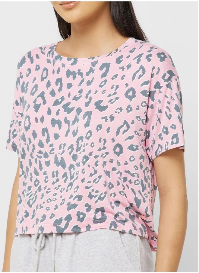 Isla & Evie Crew Neck Graphic Detail T-Shirt