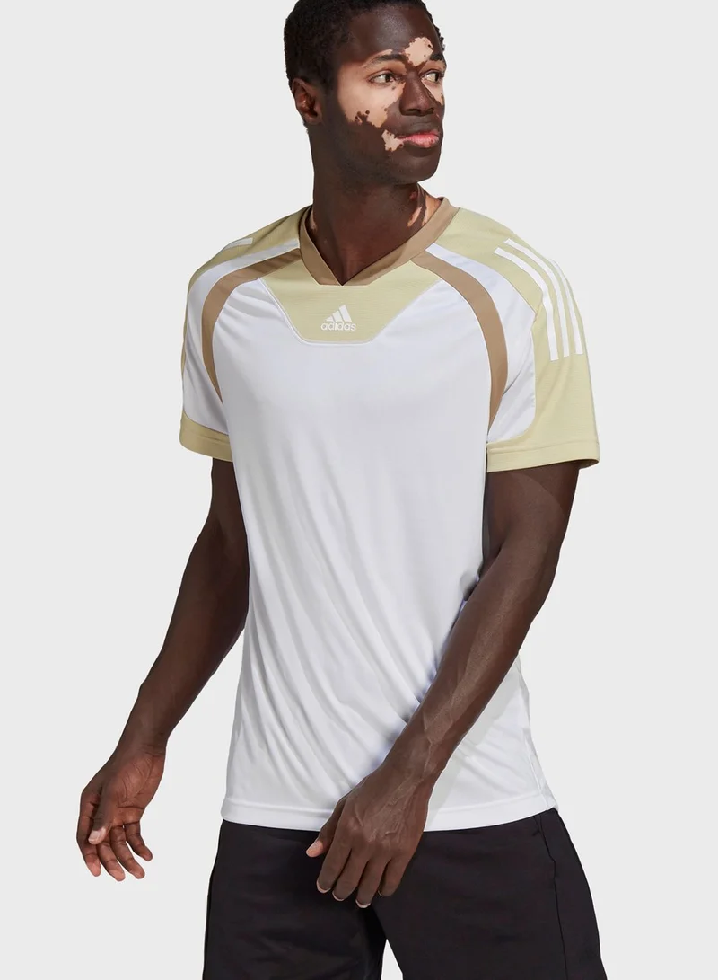 adidas تيشيرت مزين بشعار الماركة